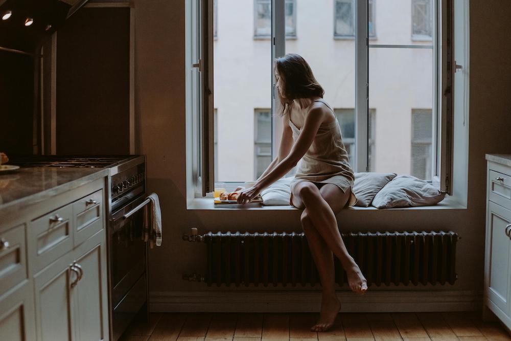 jolie femme sur un radiateur en hiver