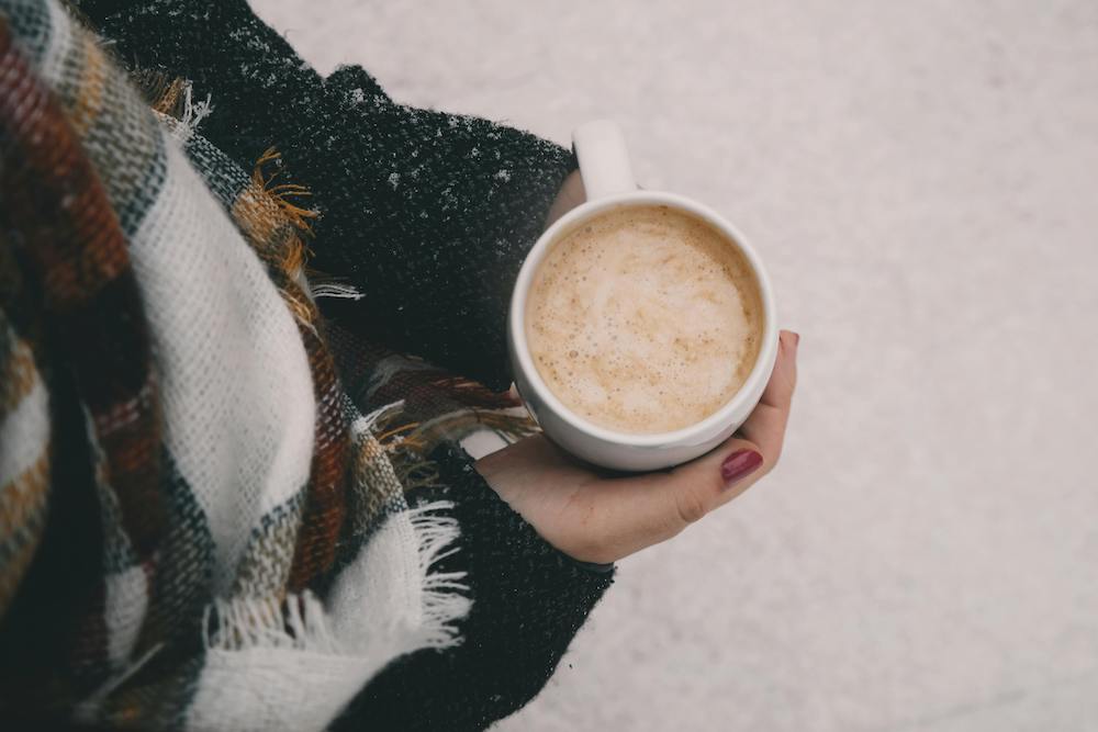 FEMME QUI A FROID CHEZ ELLE A CAUSE D'UNE CHAUDIERE CASSEE